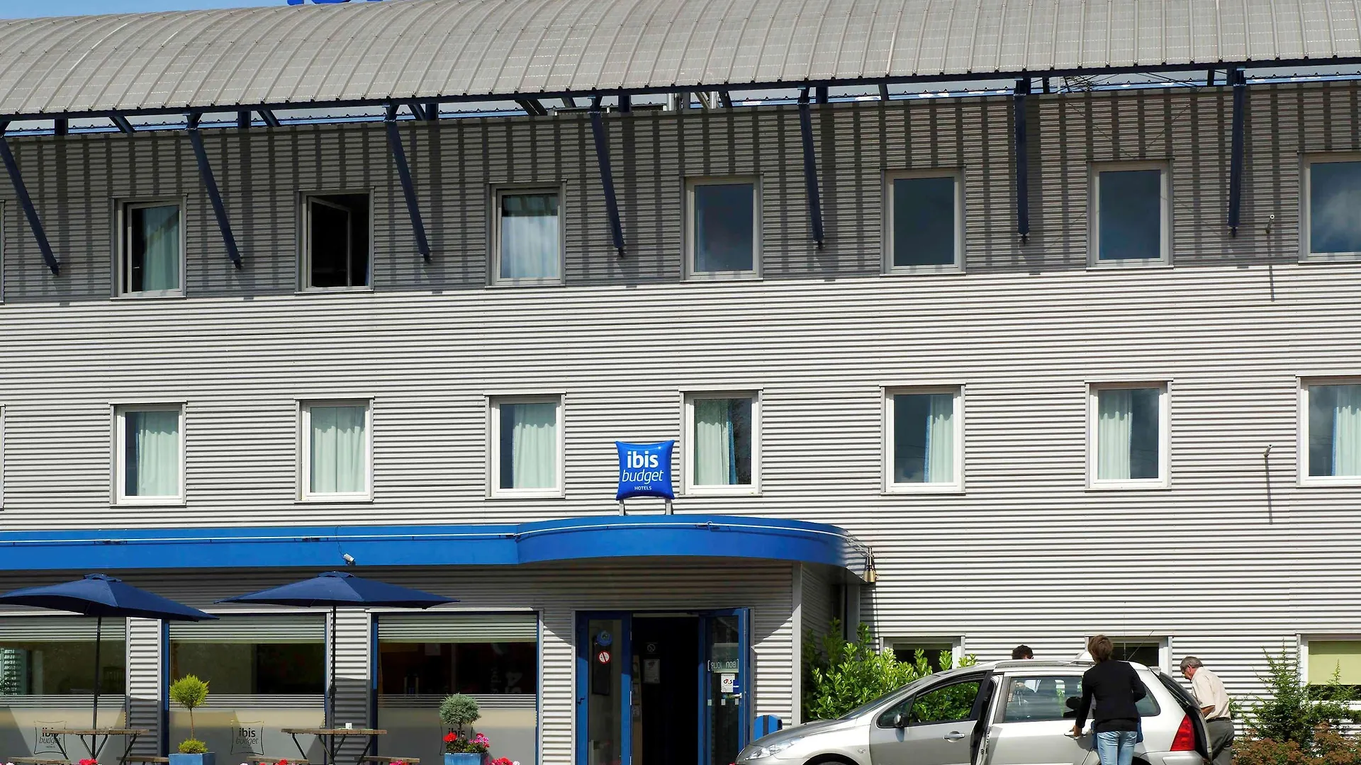 沙勒罗瓦机场宜必思快捷酒店